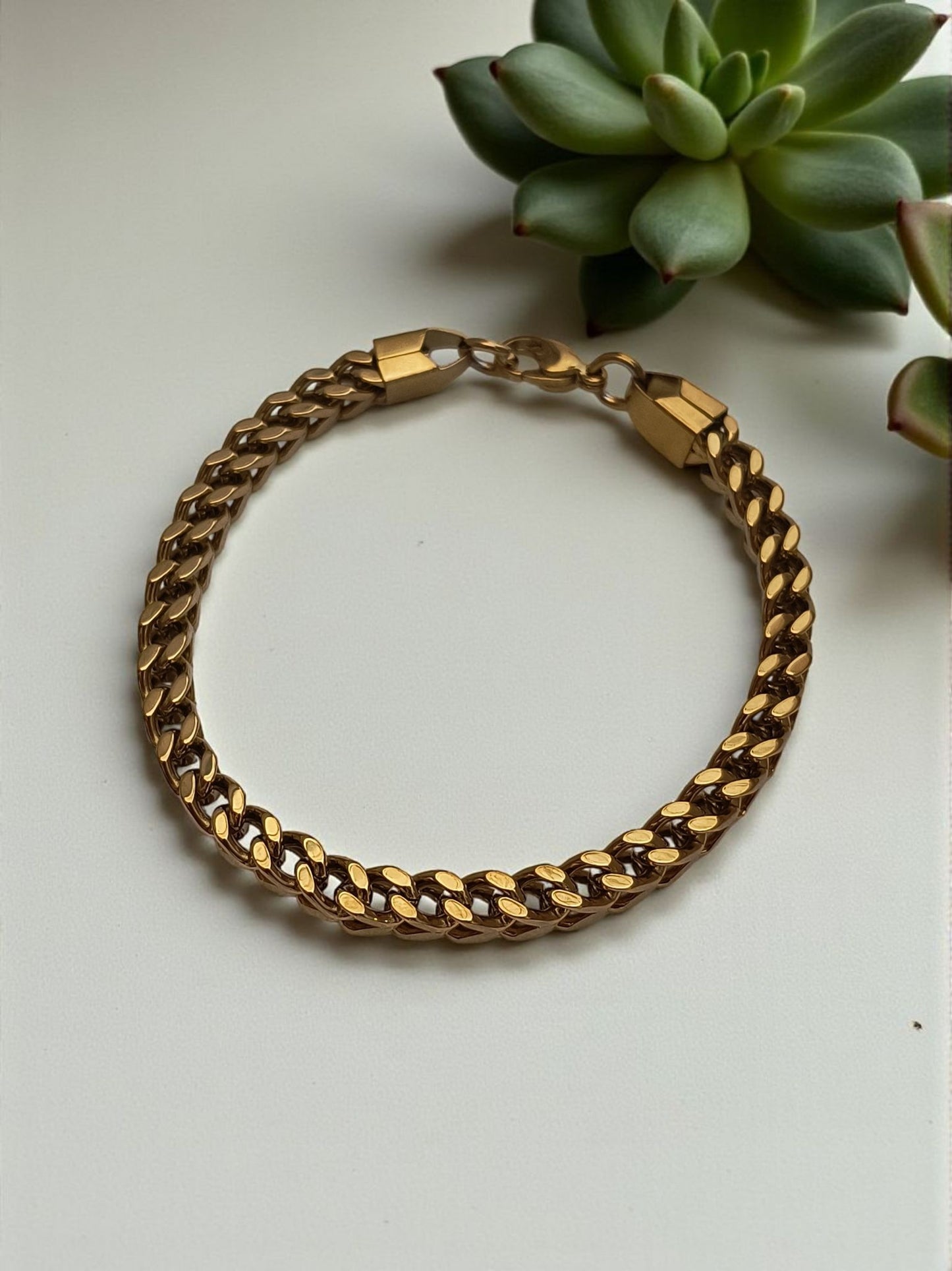 Curb Cubain Style Bracelet for Men Golden